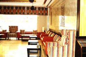 Lobby sitting area - Golden Ocean Hotel (Doha)