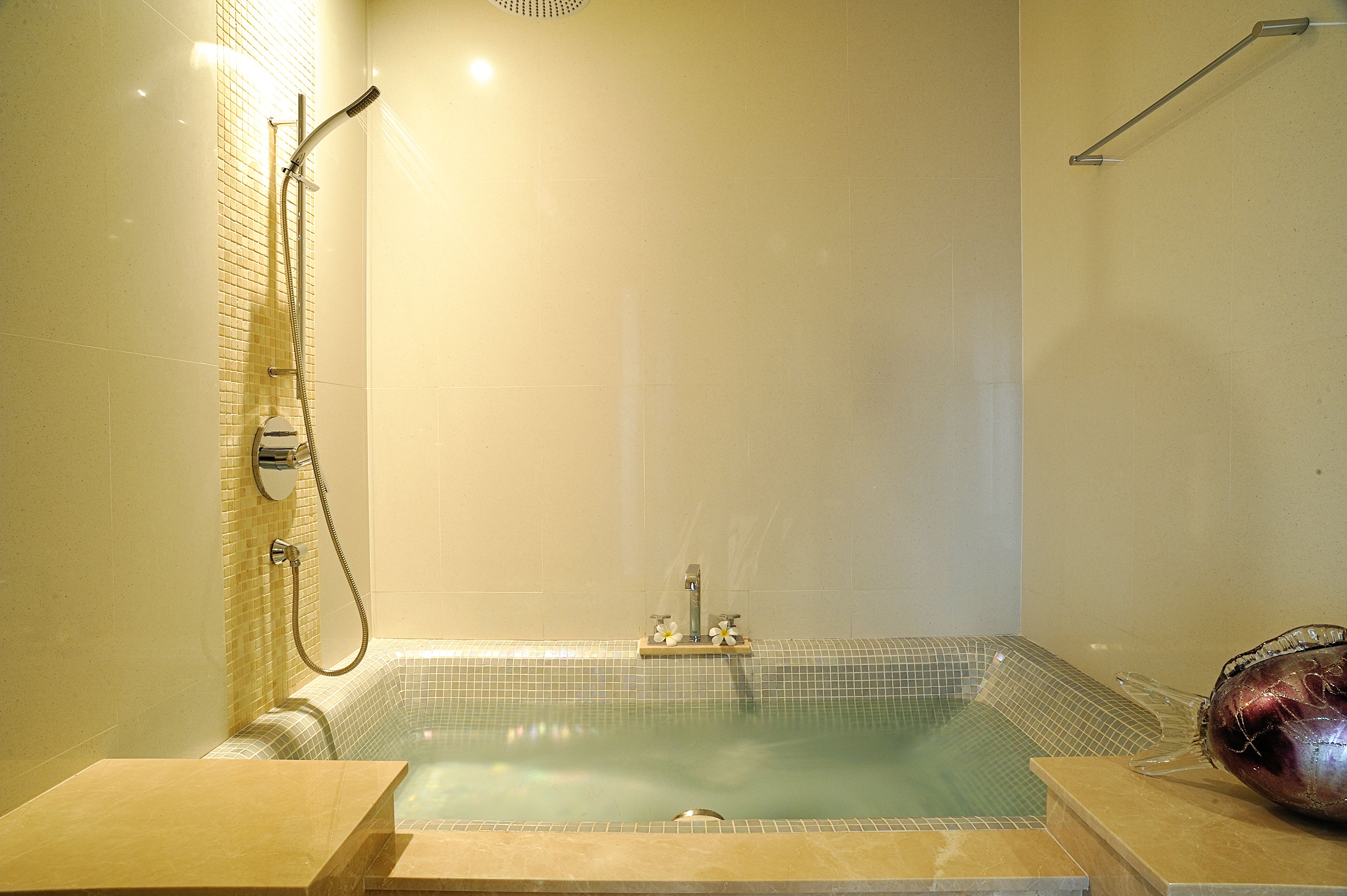 deep-soaking bathtub