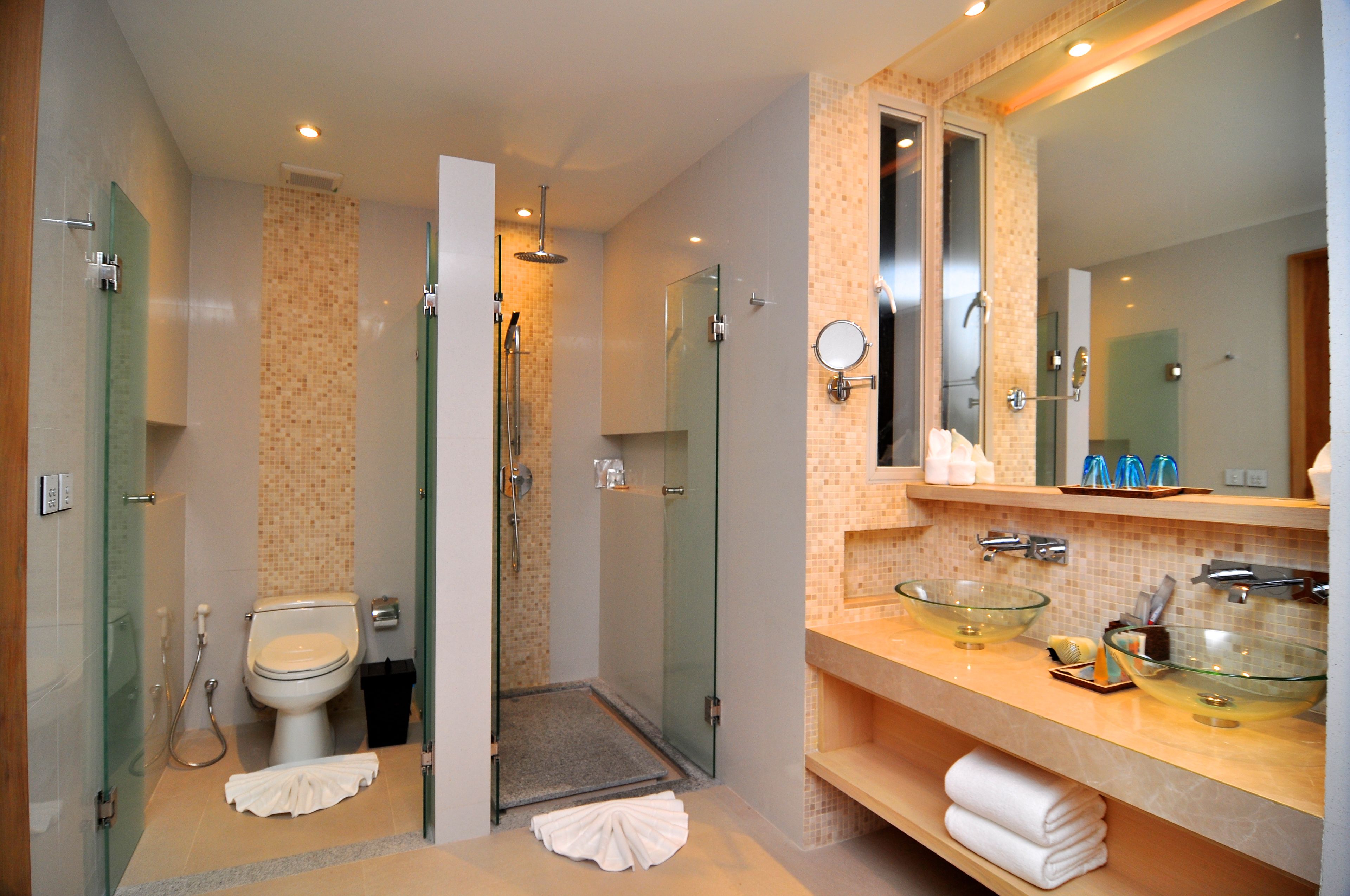 separate bathtub and shower, deep-soaking bathtub, rainfall showerhead