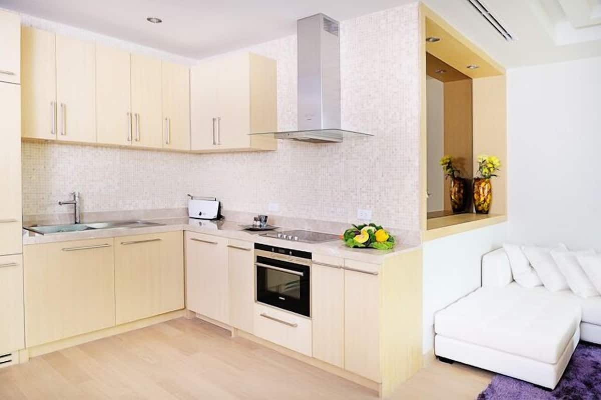 fridge, stovetop, dishwasher, coffee/tea maker