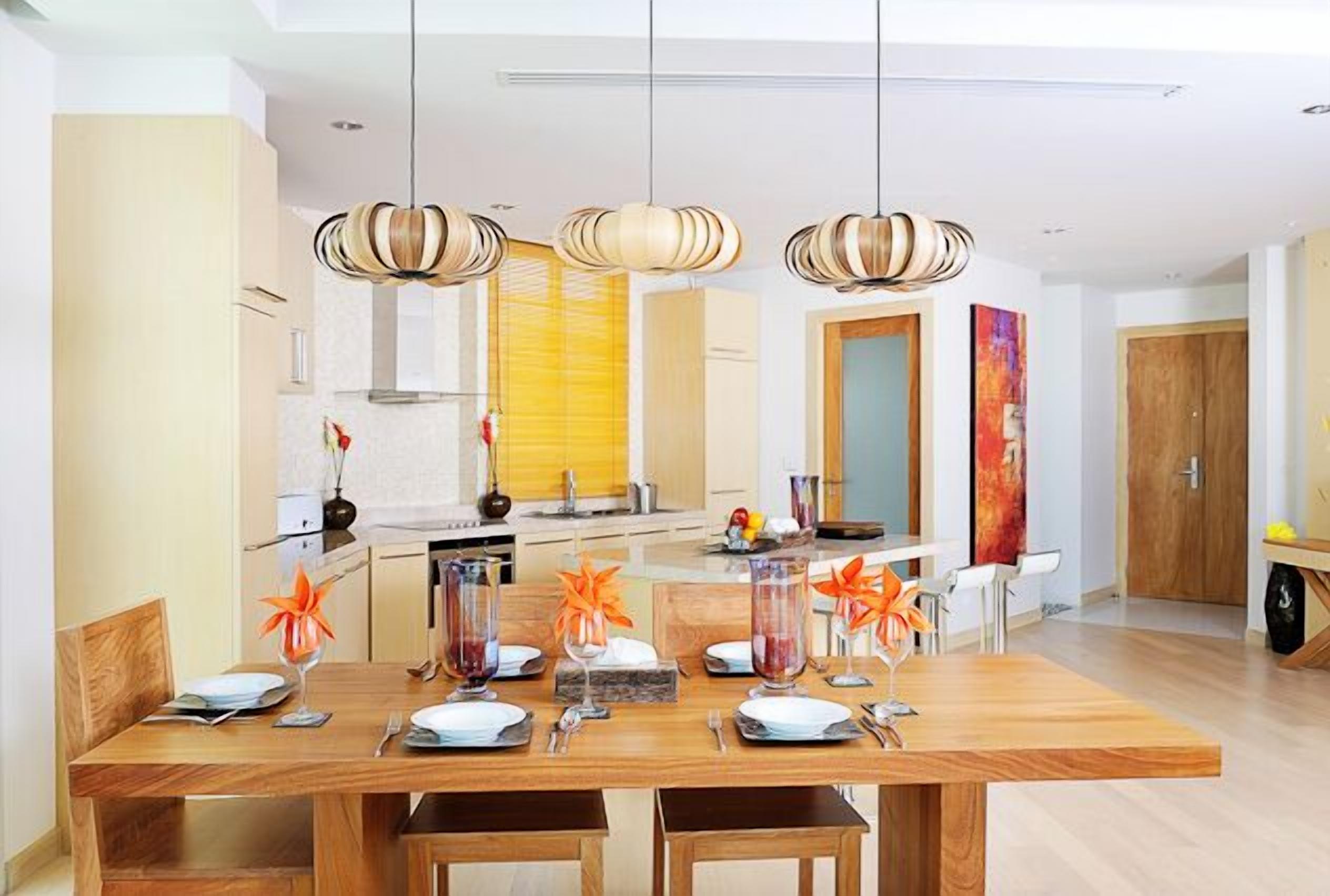 1 bedroom crystal sand suite | in-room dining