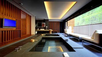 Chambre Double Deluxe | Salle de bain | Ensemble douche/baignoire, articles de toilette gratuits, sèche-cheveux