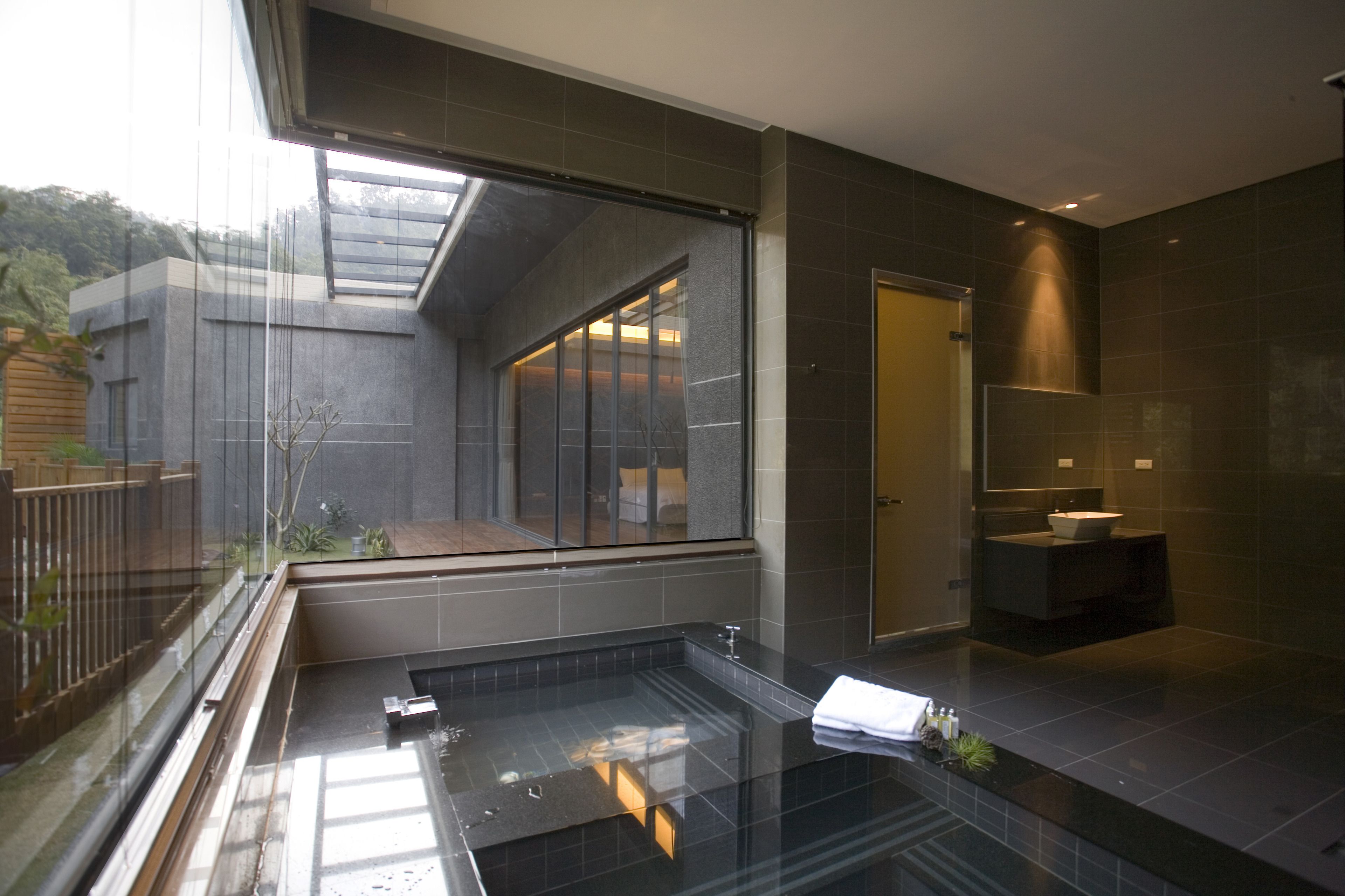 ハネムーン ダブルルーム キングベッド 1 台 | 高級寝具、セーフティボックス (室内)、アイロン / アイロン台、ベビーベッド (無料)