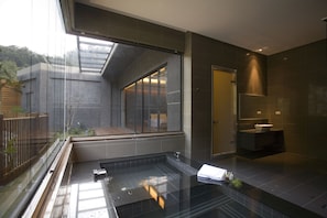 ハネムーン ダブルルーム キングベッド 1 台 | 高級寝具、セーフティボックス (室内)、アイロン / アイロン台、ベビーベッド (無料)