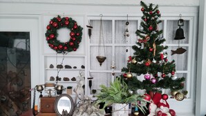 Una habitación decorada con un árbol de Navidad, una corona y varios adornos.