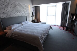 Deluxe-rum - 1 queensize-säng - utsikt mot staden | Skrivbord och gratis wi-fi