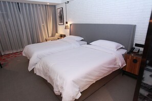 Quarto empresarial, 2 camas de solteiro, vista para a cidade | Escrivaninha, Wi-Fi de cortesia