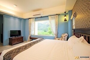 Premium bedding, desk, soundproofing, free WiFi