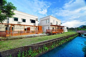 Vista frontal de la propiedad