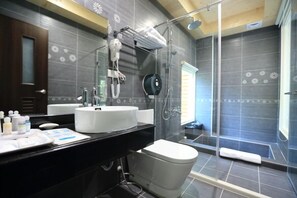 Tina y regadera independientes y amenidades de baño gratuitas 