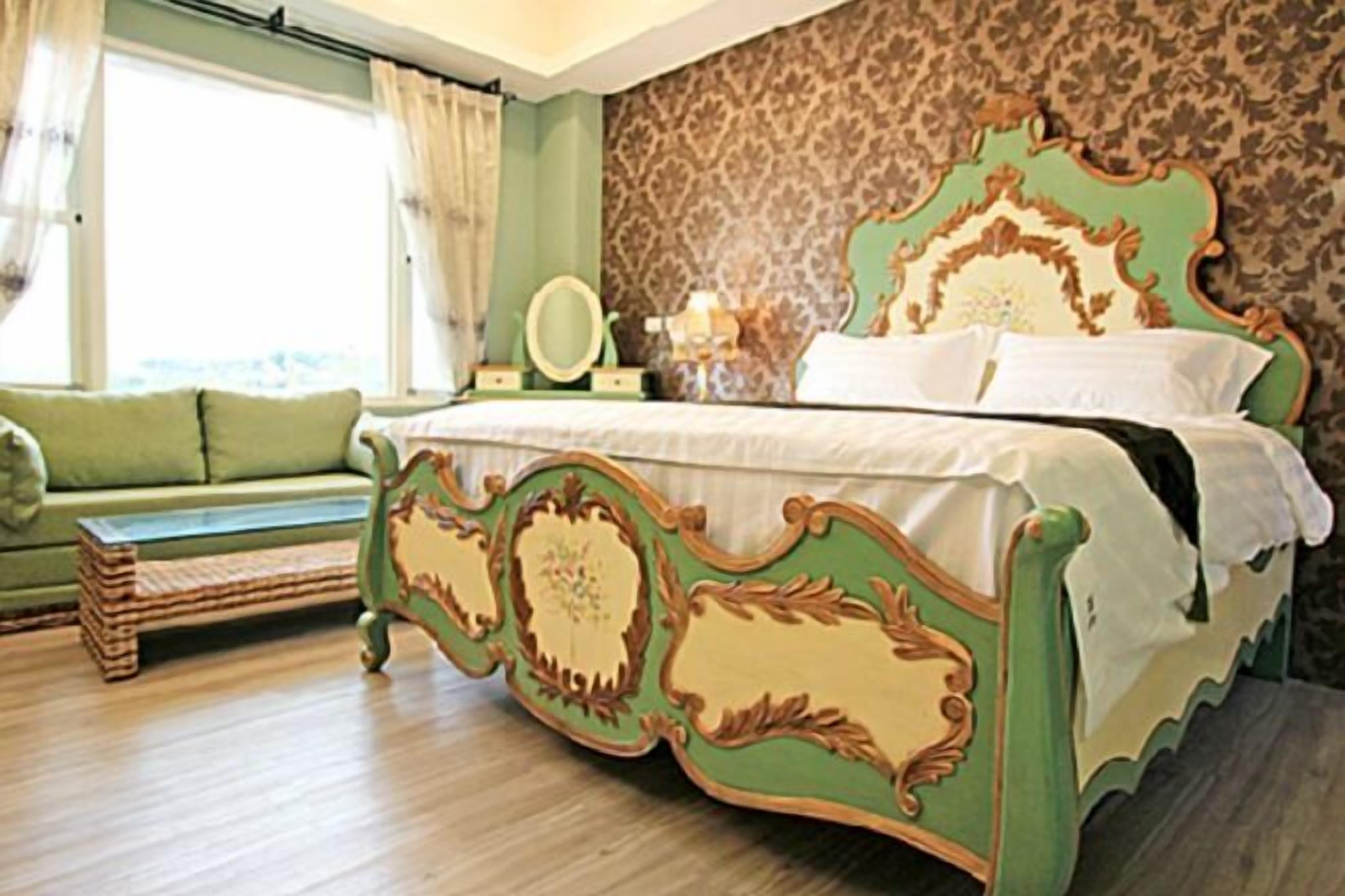 Premium bedding, desk, soundproofing, free WiFi