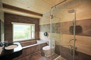 Baignoire et douche séparées, articles de toilette gratuits