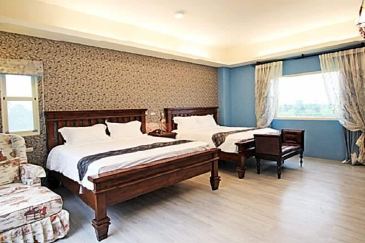 Premium bedding, desk, soundproofing, free WiFi