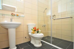 Dusche, kostenlose Toilettenartikel, Haartrockner, Hausschuhe