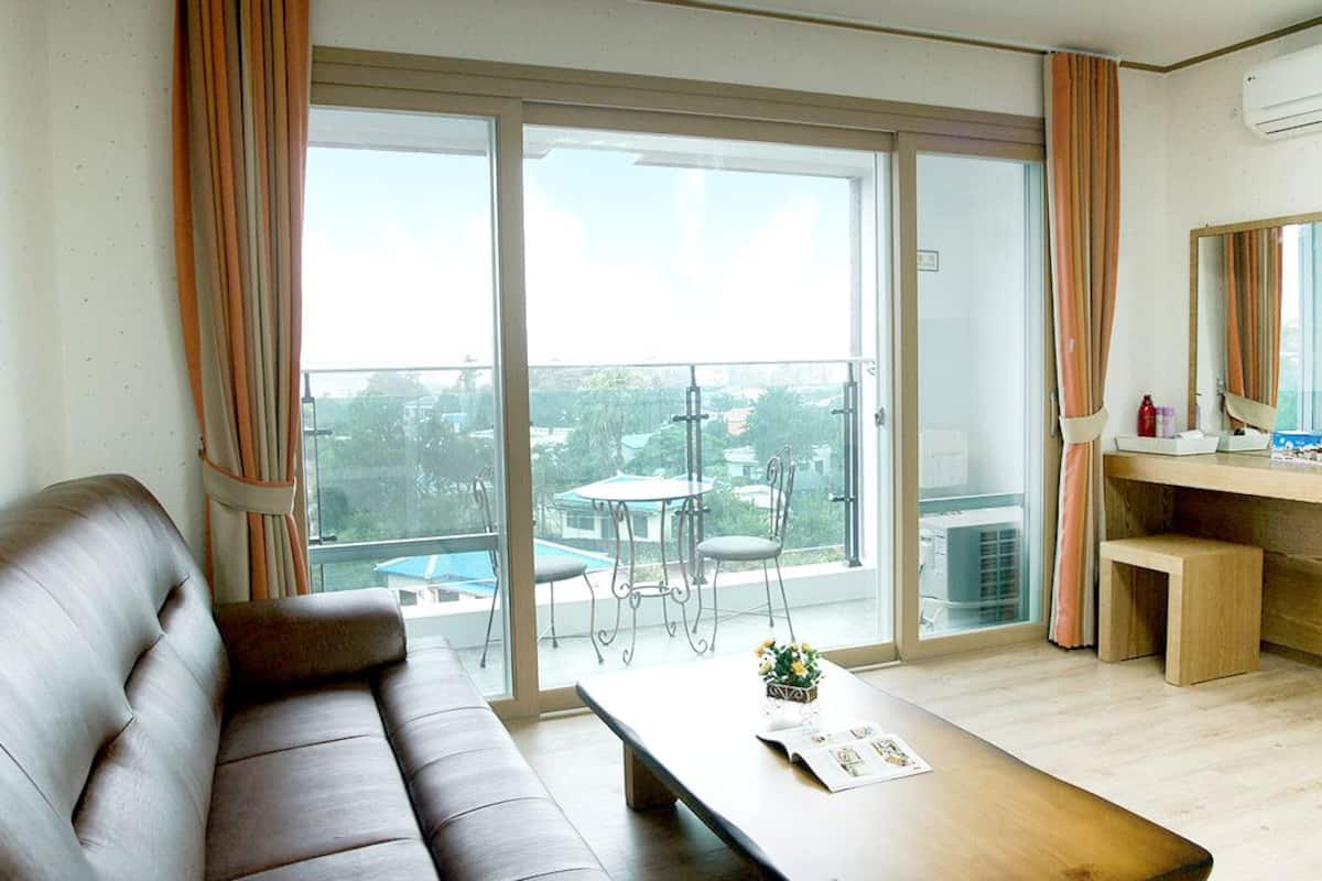 Family Room, 1 Bedroom, Kitchen | Living area