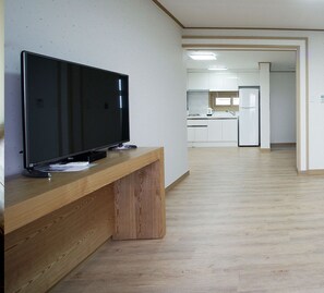 Quarto família, 1 quarto, cozinha | Área de estar | TV LED