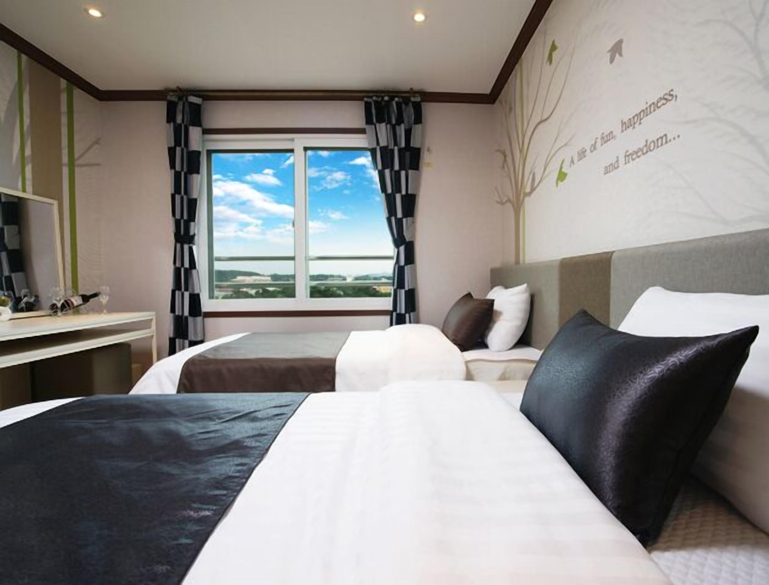 Standard Twin Room, Mountain View | Desk, laptop workspace, soundproofing, free WiFi