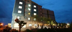 A multi-story hotel with a modern design, featuring a mix of window styles and a flat roof. - Seongsan Aqua Beach Hotel (Seogwipo)