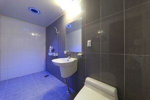 Basic-Dreibettzimmer | Badezimmer | Dusche, Haartrockner, Handtücher