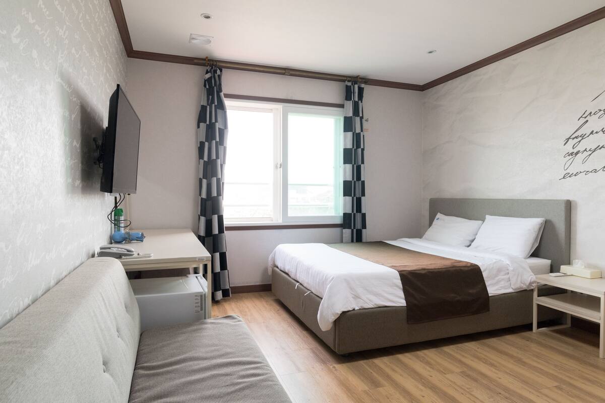 Habitación estándar doble, 1 cama doble, no fumadores, vistas parciales al mar | Escritorio y espacio para trabajar con un portátil