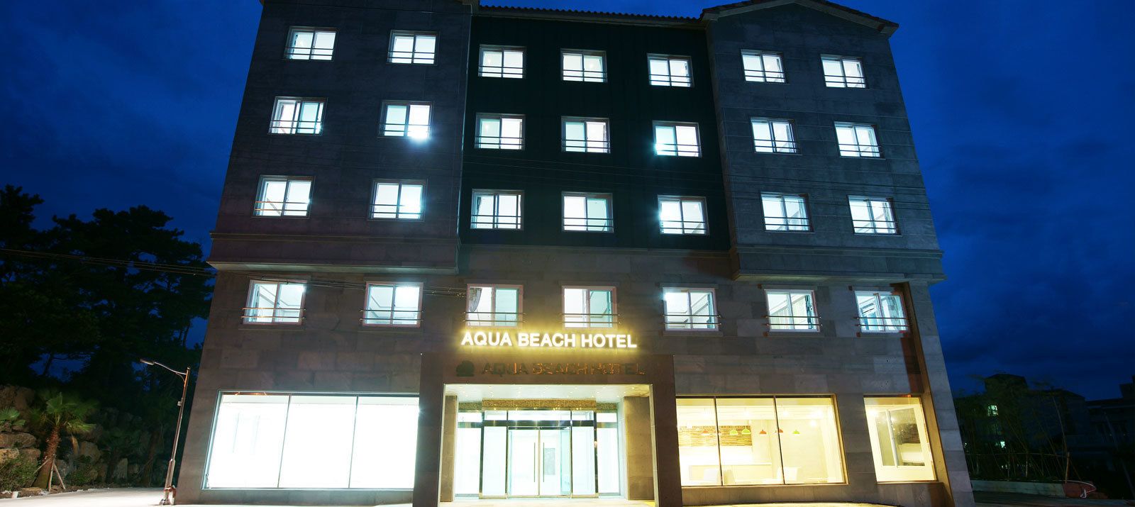 숙박 시설 정면 - 저녁/밤