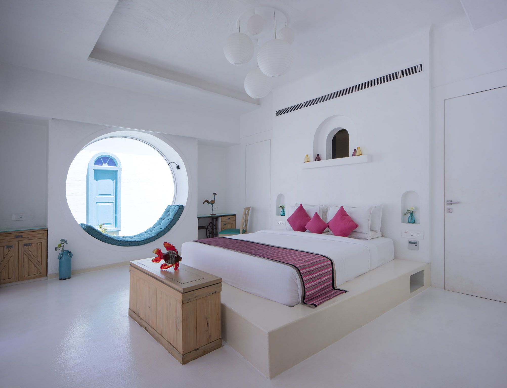 Värdeförvaringsskåp på rummet, skrivbord och strykjärn/strykbräda