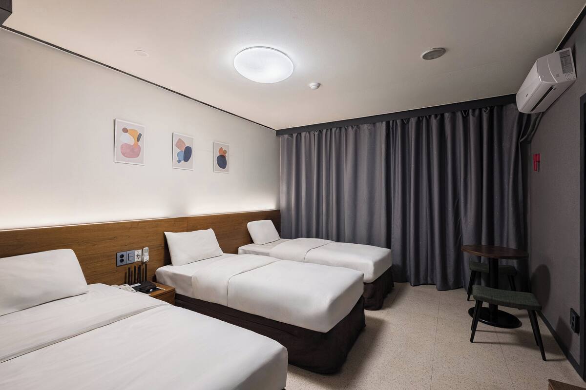 Triple Room | Iron/ironing board (on request), WiFi (free)