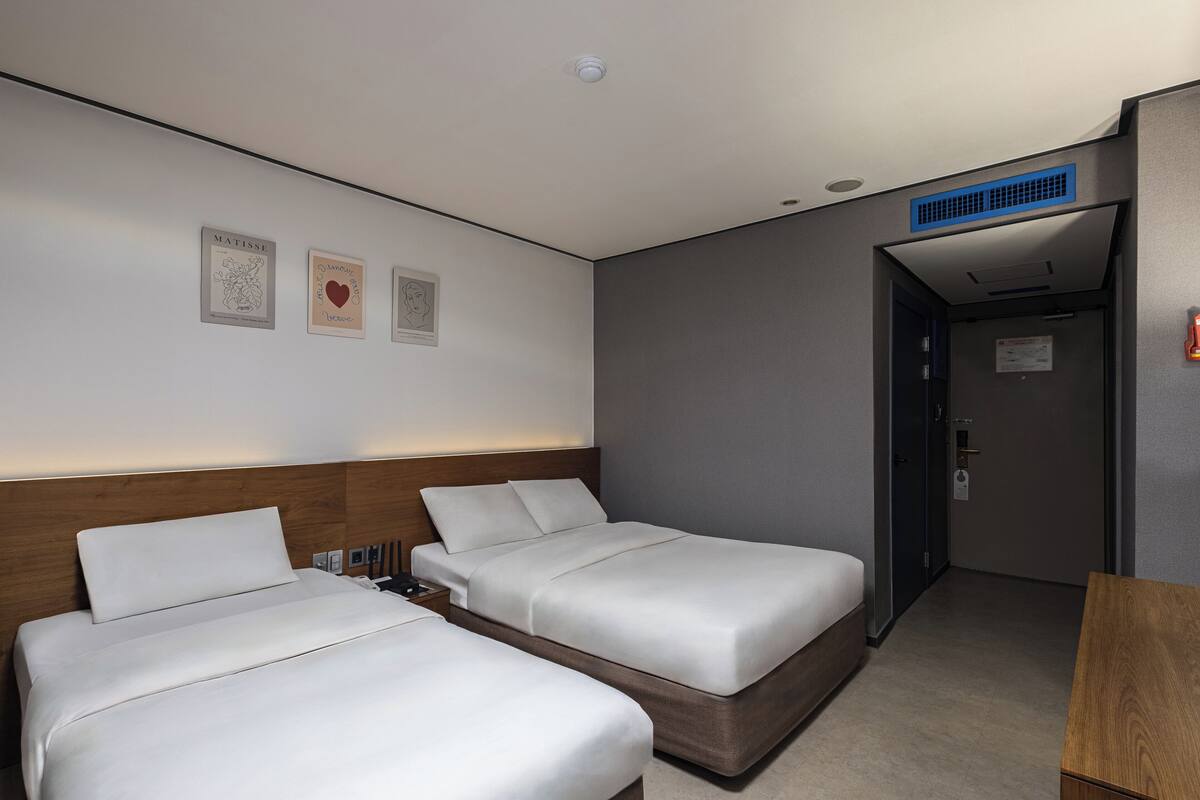 Deluxe Twin Room, 1 Bedroom | Iron/ironing board (on request), WiFi (free)
