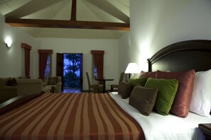 Egyptian cotton sheets, premium bedding, desk, soundproofing - Hanthana Boutique Villa by Amaya (Kandy)