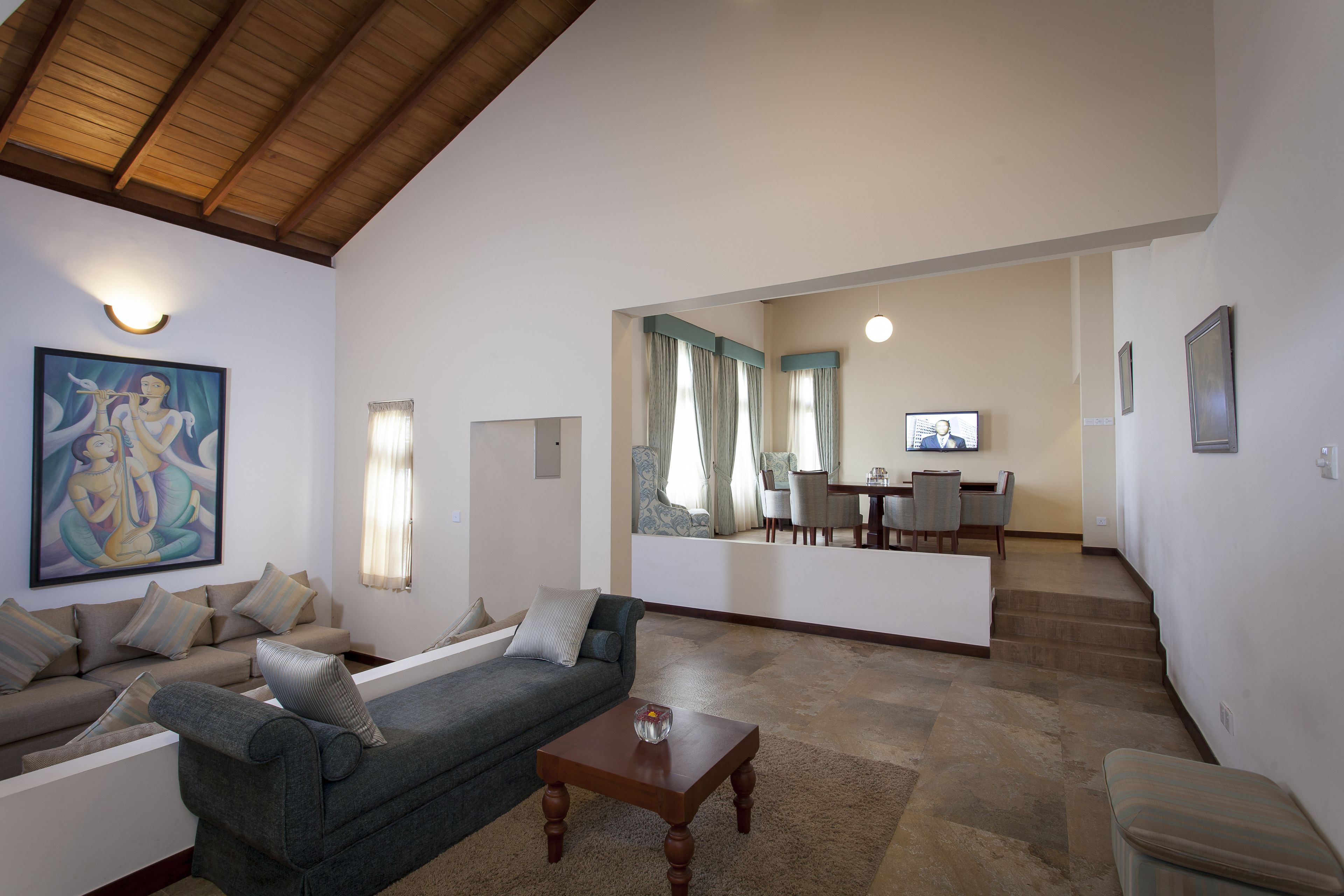 Deluxe Lower Bungalow | Área de sala de estar | Televisión LCD y películas con cargo 