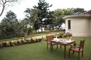 Outdoor dining - Hanthana Boutique Villa by Amaya (Kandy)