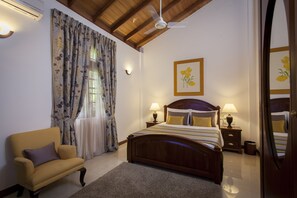 Deluxe Lower Bungalow | Sábanas de algodón egipcio, ropa de cama de alta calidad y escritorio 