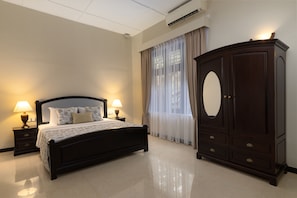 Deluxe Lower Bungalow | Egyptinpuuvillaiset lakanat, ylelliset vuodevaatteet, työpöytä
