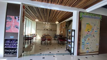 Kamar Quadruple Standar, 2 Tempat Tidur Double | Area keluarga | TV LED