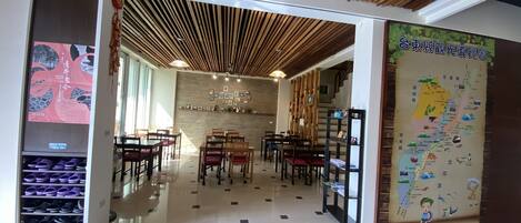 Standard Quadruple Room, 2 Double Beds | Living area