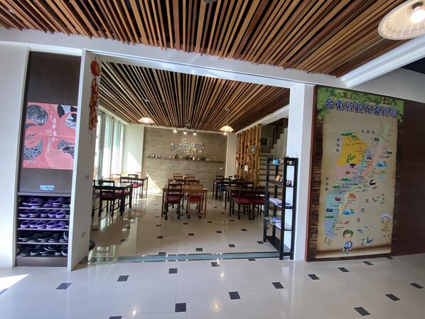 Chambre quadruple Standard, 2 lits doubles | Aire de séjour | Téléviseur à DEL