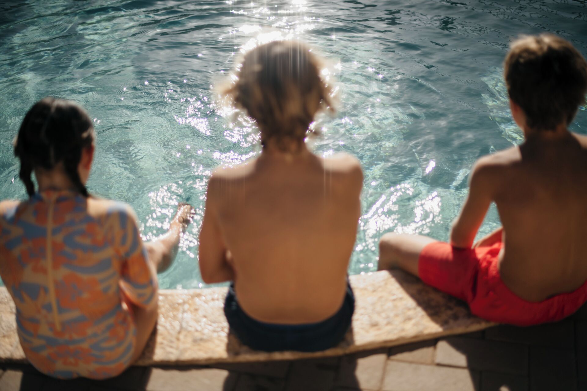 Piscine extérieure, chaises longues