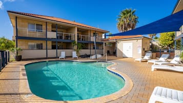 Piscina externa, espreguiçadeiras