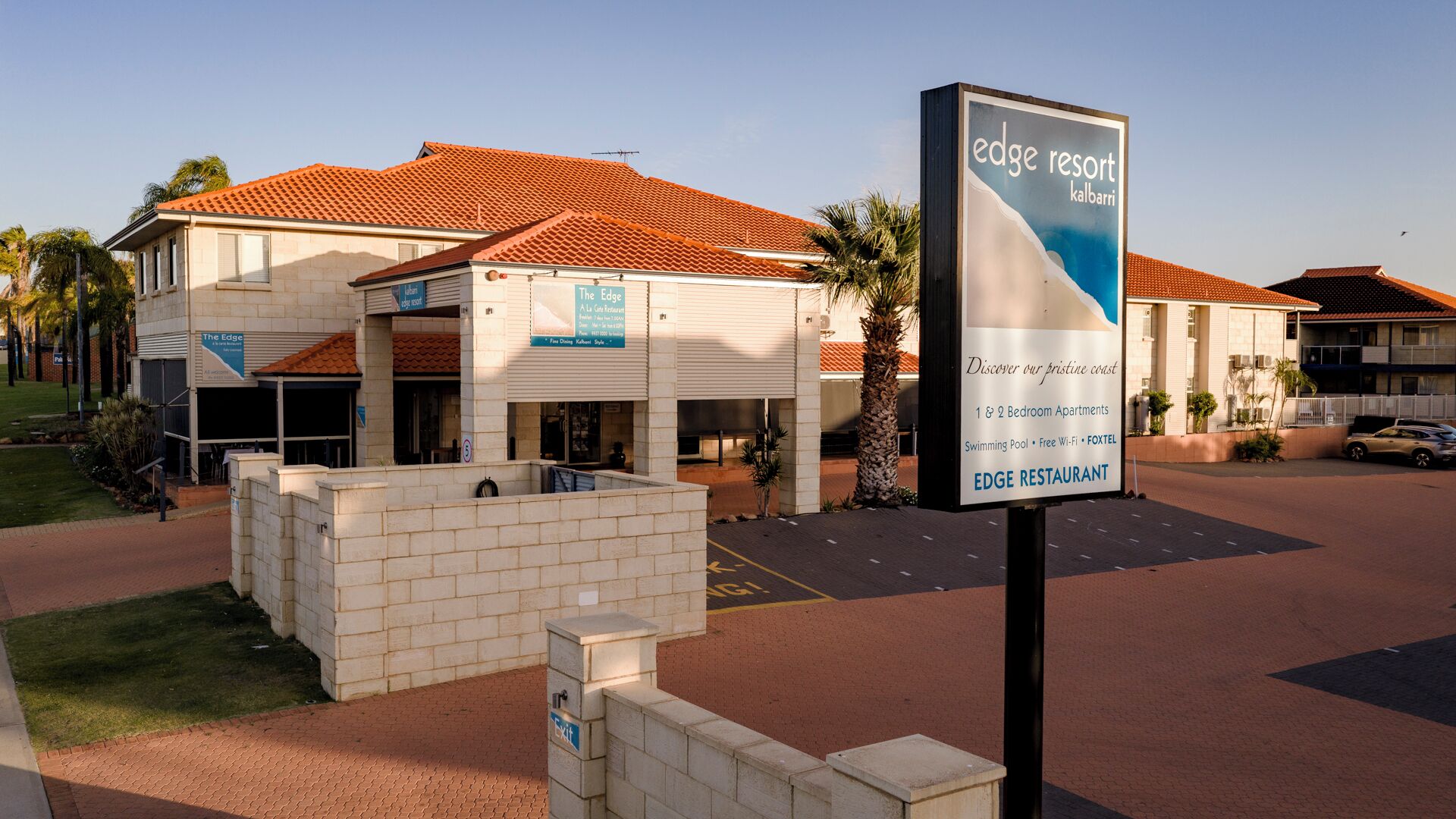 Un hotel llamado 'The Edge' con un cartel anunciando 'EDGE RESTAURANT'.