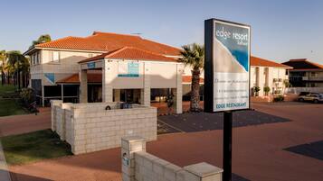 Un hotel llamado 'The Edge' con un cartel anunciando 'EDGE RESTAURANT'.
