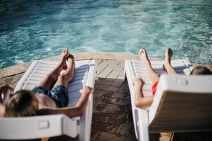 Außenpool, Liegestühle