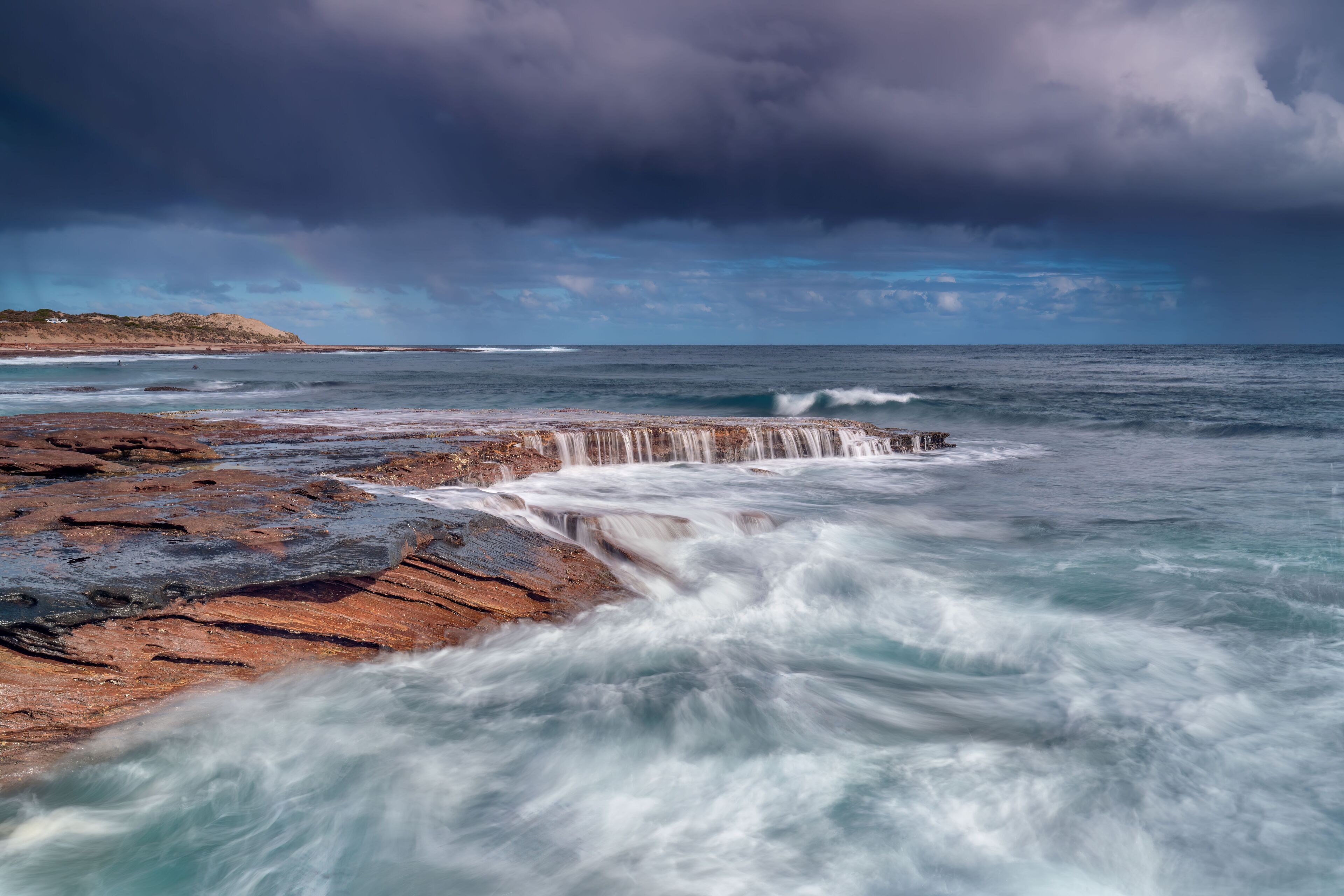 beach nearby, white sand, beach towels