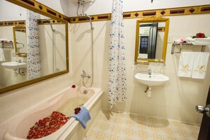Free toiletries, hair dryer, towels - Golden Tulip Hotel (Nha Trang)