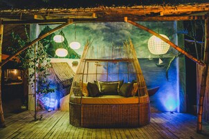 Una piscina al aire libre de temporada, sillones reclinables de piscina