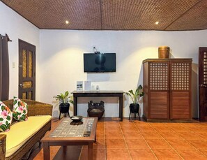 ミニバー、セーフティボックス (室内)、デスク、防音設備