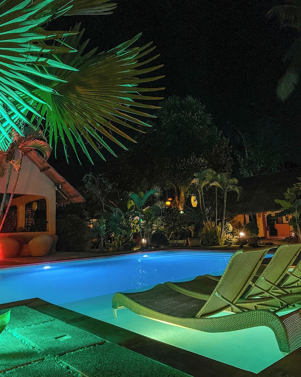 Piscine extérieure (ouverte en saison), chaises longues