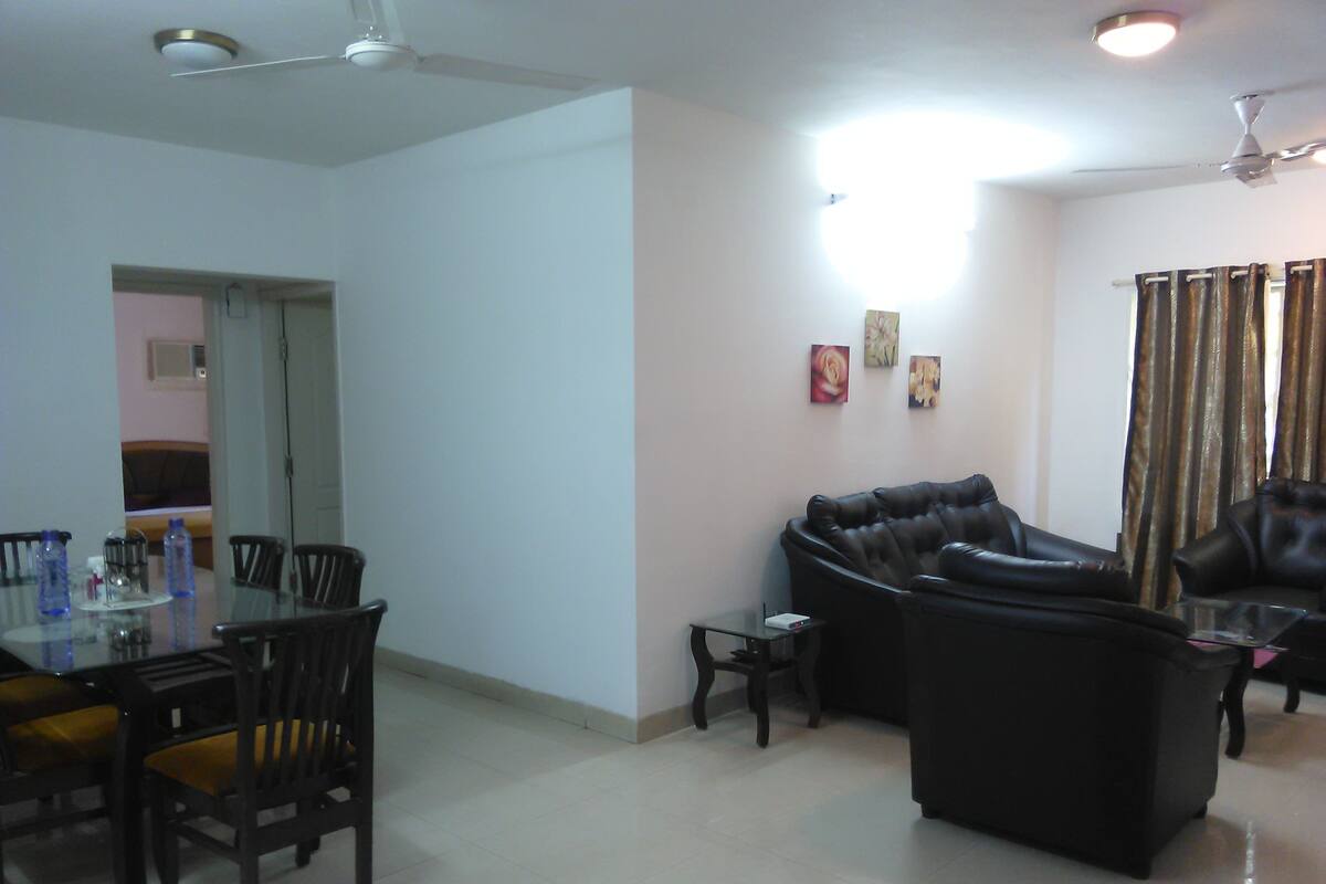 Standard Apartment, 3 Bedrooms, City View | Living area