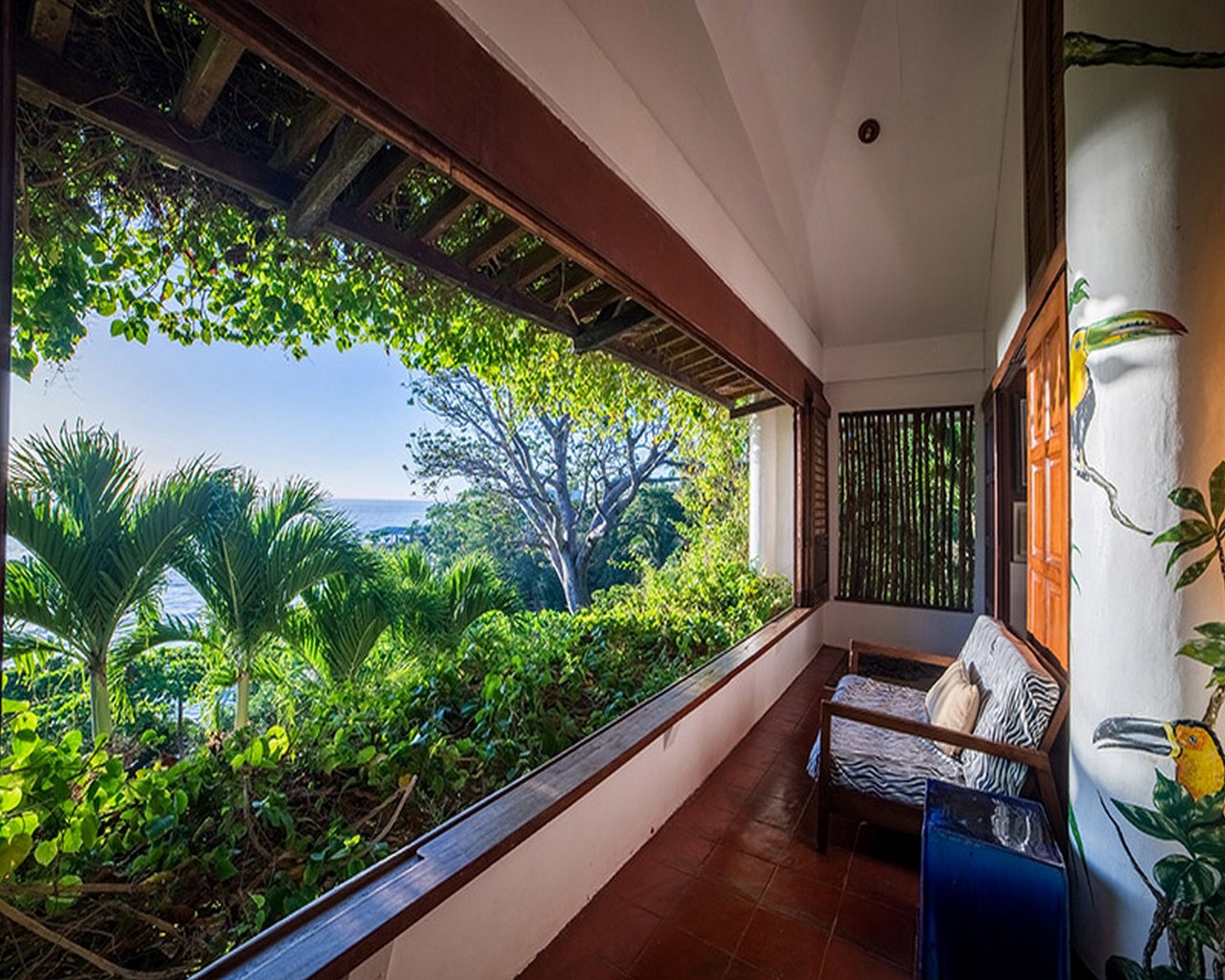 Villa | Blackout drapes, soundproofing