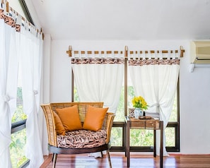 Verdunkelungsvorhänge, schallisolierte Zimmer