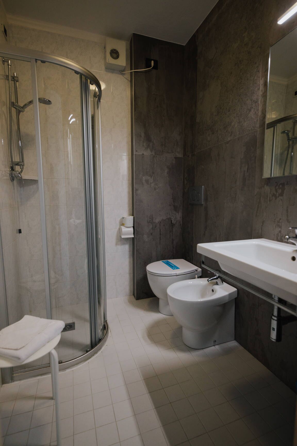 triple room | bathroom | shower, free toiletries, hair dryer, bidet